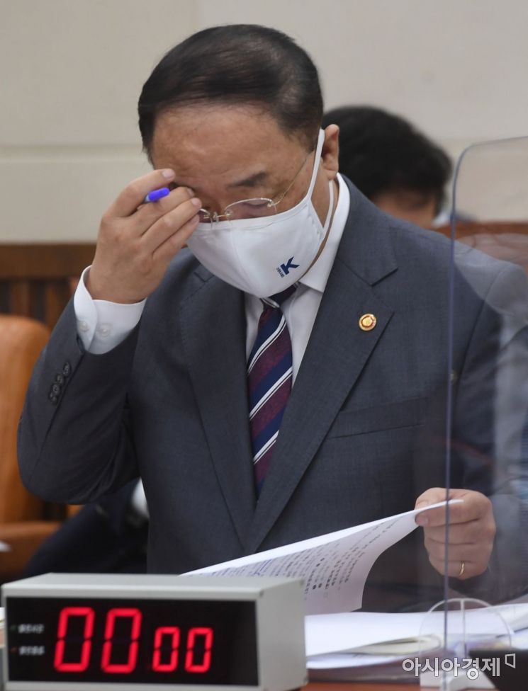 홍남기 부총리 겸 기획재정부 장관이 지난 6일 국회 기획재정위원회의 기획재정부 국정감사에 출석해 감사 도중 자료를 살펴보는 모습./윤동주 기자 doso7@