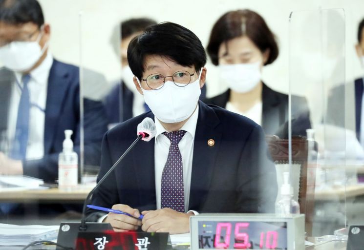 안경덕 고용노동부 장관이 6일 정부세종청사에서 열린 국회 환경노동위원회 고용노동부의 국정감사에서 위원 질의에 답변하는 모습.(이미지 출처=연합뉴스)