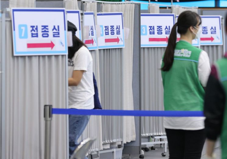 지난 1일 오후 서울 송파구 체육문화회관에 설치된 송파구 백신접종센터에서 한 시민이 접종실로 향하고 있다. [이미지출처=연합뉴스]
