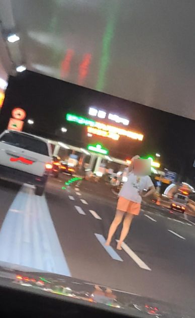 경남 창원시 팔룡터널 한복판에 맨발로 서 있는 여성이 나타났다.[이미지출처=보배드림]