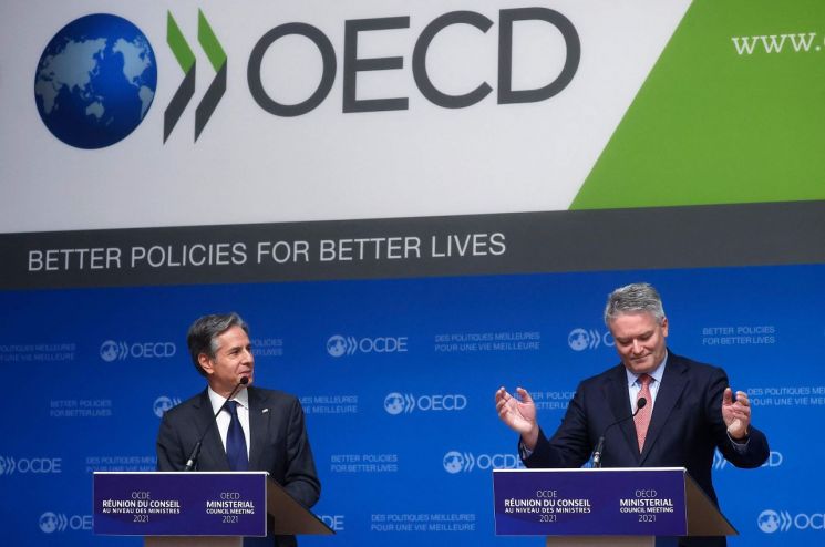 머티어스 코먼(오른쪽) 경제협력개발기구(OECD) 사무총장과 토니 블링컨(왼쪽) 미국 국무장관이 6일(현지시간) 프랑스 파리에서 열린 제60차 OECD 각료이사회(MCM)를 폐막하면서 공동기자회견을 하고 있다. [이미지출처=연합뉴스]