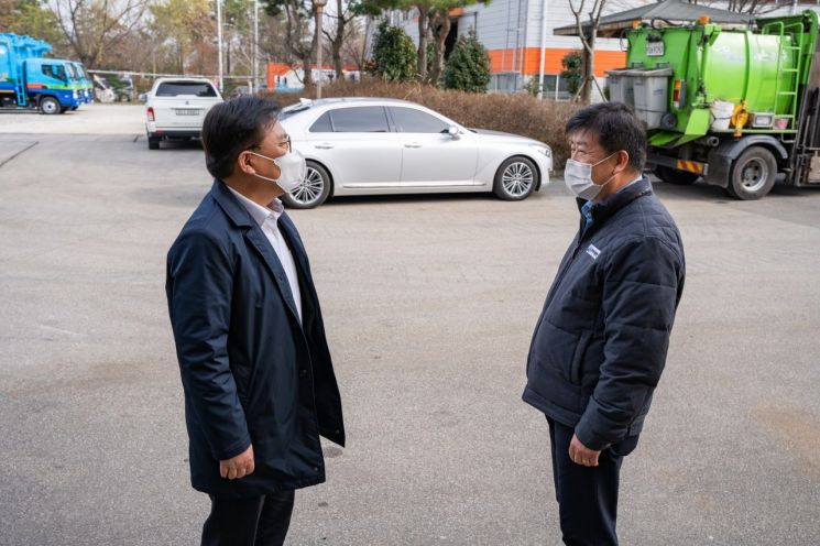 이재홍 중소기업기술정보진흥원(TIPA) 원장(왼쪽)이 전남 광주에 위치한 중소기업 '에이엠특장'을 방문해 회사 관계자와 대화하고 있다. [사진제공 = 중소기업기술정보진흥원(TIPA)]