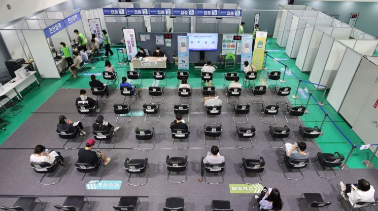 7일 서울 서대문구 북아현문화체육센터에 마련된 코로나19 백신 예방접종센터를 찾은 시민들이 백신 접종을 한 뒤 대기하고 있다. [이미지출처=연합뉴스]