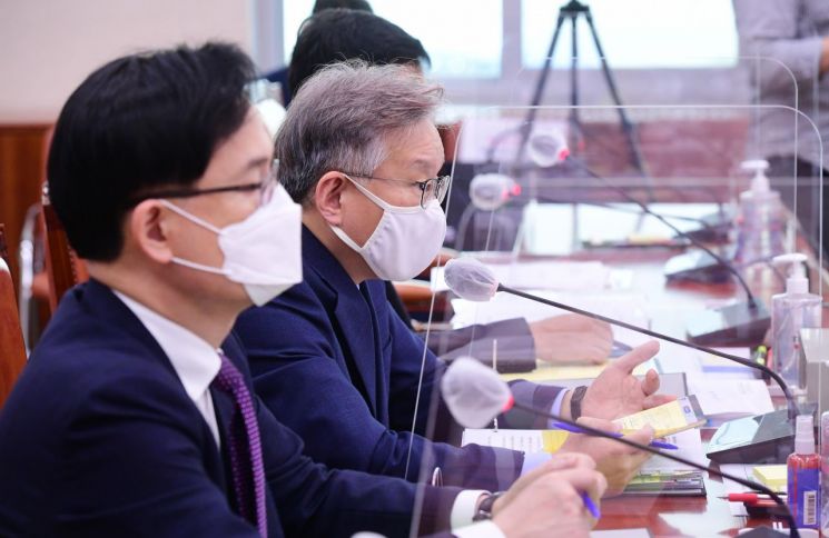 답변하는 권칠승 중소벤처기업부 장관
    (서울=연합뉴스) 하사헌 기자 = 권칠승 중소벤처기업부 장관이 7일 서울 여의도 국회에서 열린 산업통상자원중소벤처기업위원회의 중소벤처기업부 등에 대한 국정감사에서 의원 질의에 답변하고 있다. 2021.10.7 [국회사진기자단]
    toadboy@yna.co.kr
(끝)


＜저작권자(c) 연합뉴스, 무단 전재-재배포 금지＞