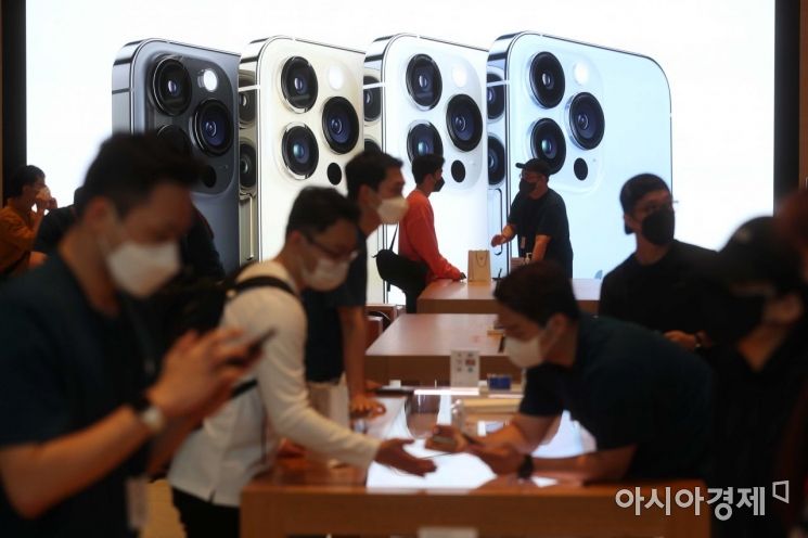 애플 ‘아이폰13’ 시리즈가 국내에 정식 출시된 8일 서울 강남구 애플스토어 가로수길점에서 시민들이 제품을 살펴보고 있다. /문호남 기자 munonam@