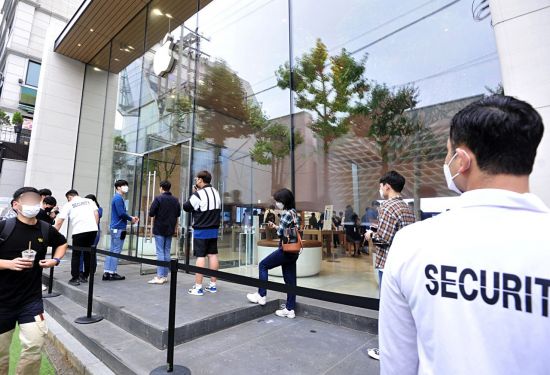 애플 신형 스마트폰 '아이폰13' 시리즈가 국내 정식 출시된 8일 오전 서울 강남구 애플스토어 가로수길에서 고객들이 줄을 서고 있다.
