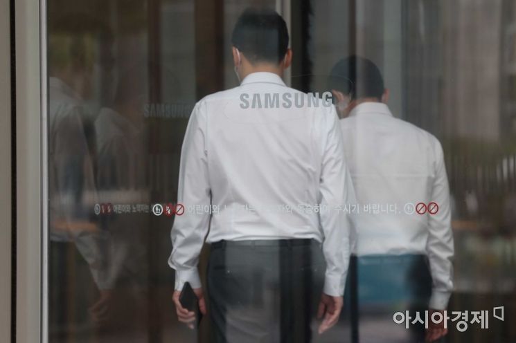 삼성전자 서초사옥에서 직원들이 오가고 있다. /문호남 기자 munonam@