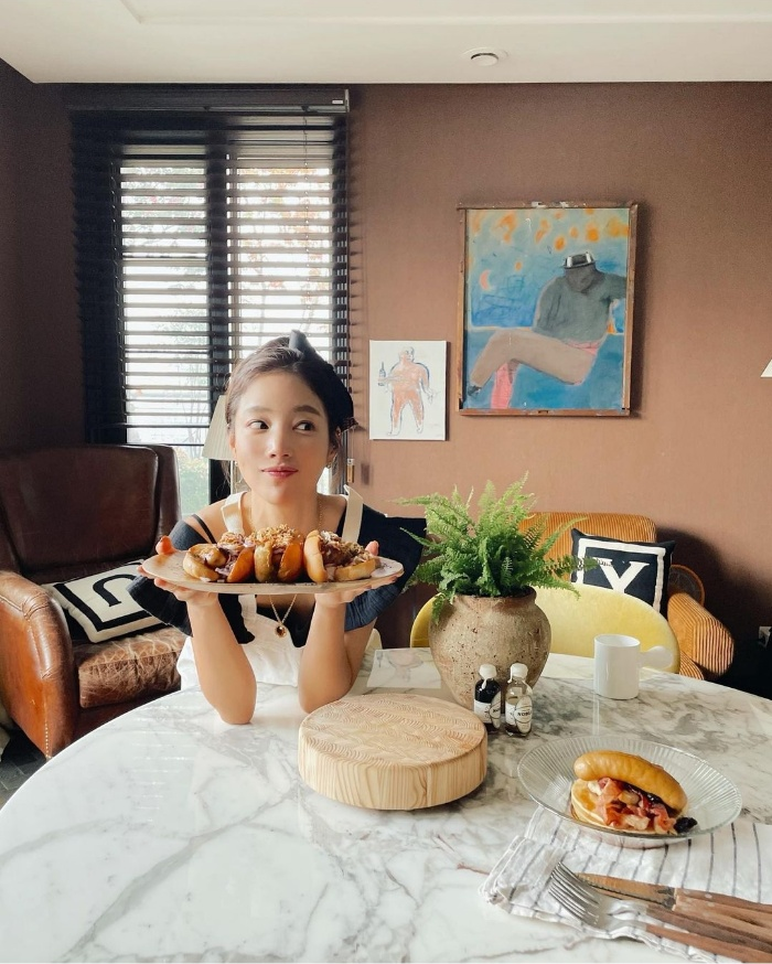 배우 기은세. 뒷편에 최우 작가 작품이 걸려있다.(사진출처=기은세 인스타그램)