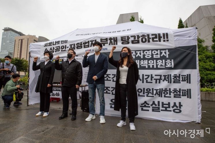 오세희(왼쪽) 소상공인연합회 회장을 비롯한 자영업자비대위 공동위원장들이 8일 서울 종로구 정부서울청사 인근 세종로공원에 마련된 천막농성장 앞에서 방역지침 완화와 손실보상을 촉구하는 기자회견을 하고 있다./강진형 기자aymsdream@