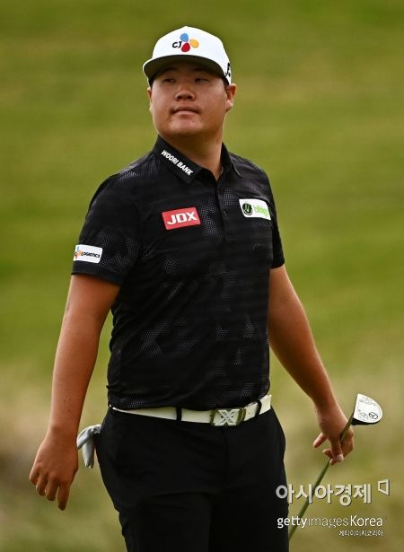 임성재가 슈라이너스칠드런스오픈 첫날 18번홀로 이동하고 있다. 라스베이거스(미국)=Getty images/멀티비츠