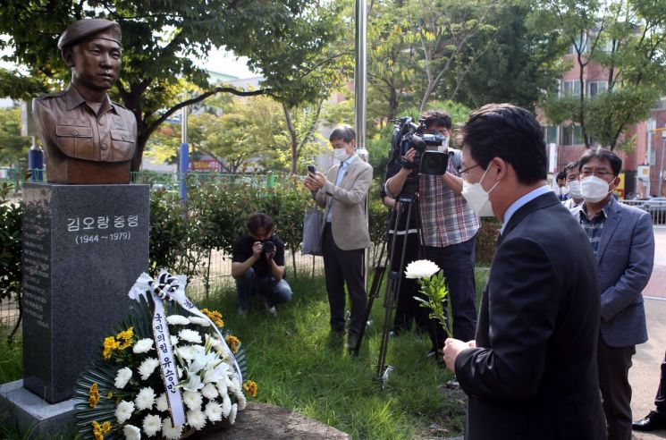 "12·12반란군에 맞서 싸우다 숨진 '김오랑' 기억하자"…유승민의 당부