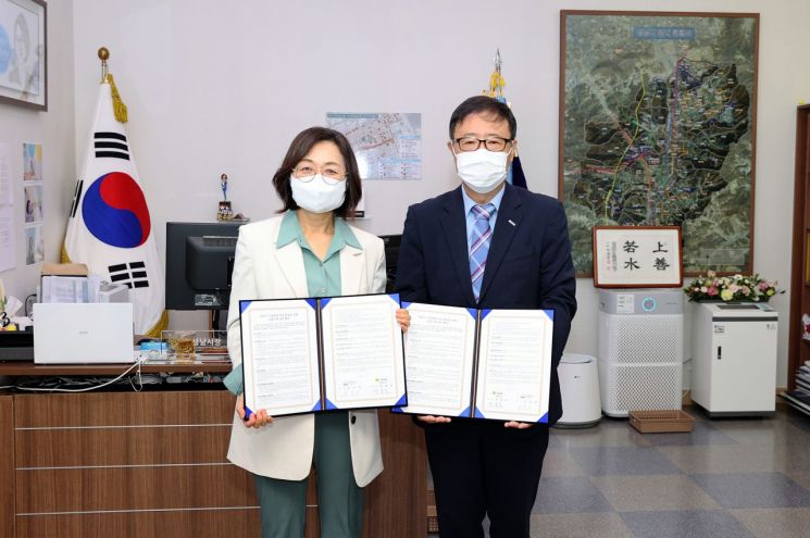 (왼쪽부터)은수미 성남시장과 정윤모 기술보증기금 이사장이 협약식 후 기념 촬영을 하고 있다.