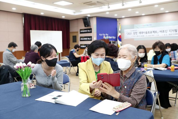 [포토]이동진 도봉구청장, 월천초등학교로부터 감사패 받아