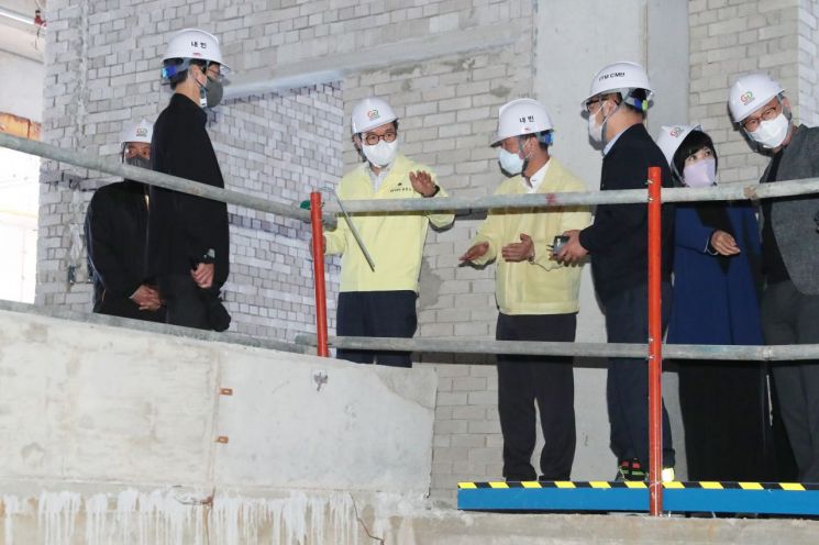 [포토]이동진 도봉구청장, 월천초등학교로부터 감사패 받아