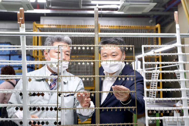 8일 오후 서울 성동구 대도도금을 찾은 김학도 이사장(오른쪽)이 현장을 둘러보고 있다.