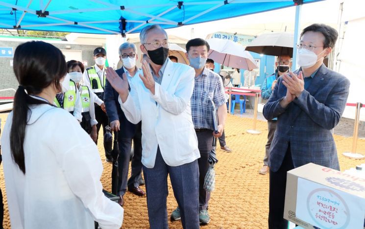 [포토]이동진 도봉구청장, 월천초등학교로부터 감사패 받아
