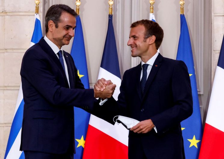 ▲키리아코스 미초타키스(왼쪽) 그리스 총리와 에마뉘엘 마크롱(오른쪽) 프랑스 대통령 [이미지출처=로이터연합뉴스]