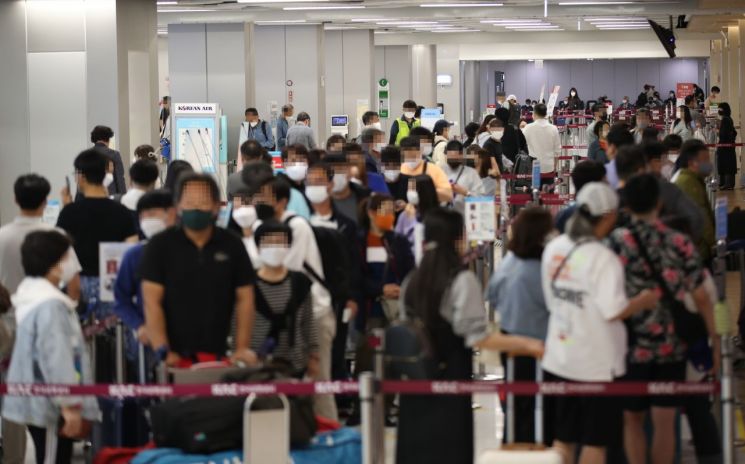 "지키려는 롯데vs도전하는 신라·신세계"…뜨거운 김포공항 면세점