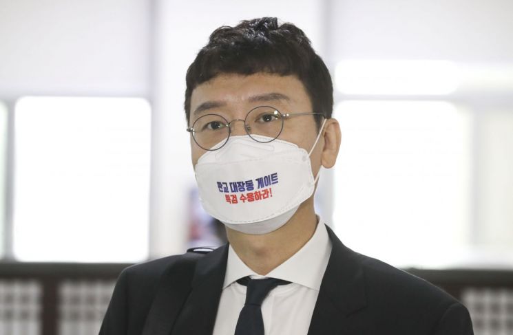 김웅 국민의힘 의원이 8일 오전 서울 국회에서 열린 환경노동위원회 국정감사에서 참석하며 취재진과 질의응답을 하고 있다. /사진=연합뉴스