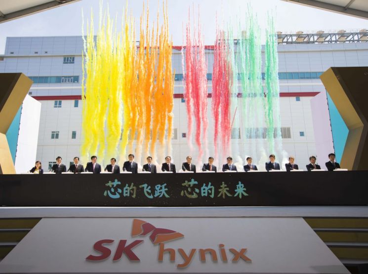 2019년 SK하이닉스 중국 우시 확장팹(C2F) 준공식에서 주요 참석자 들이 공장 준공을 알리는 버튼을 누르고 있다.[사진제공=SK하이닉스]