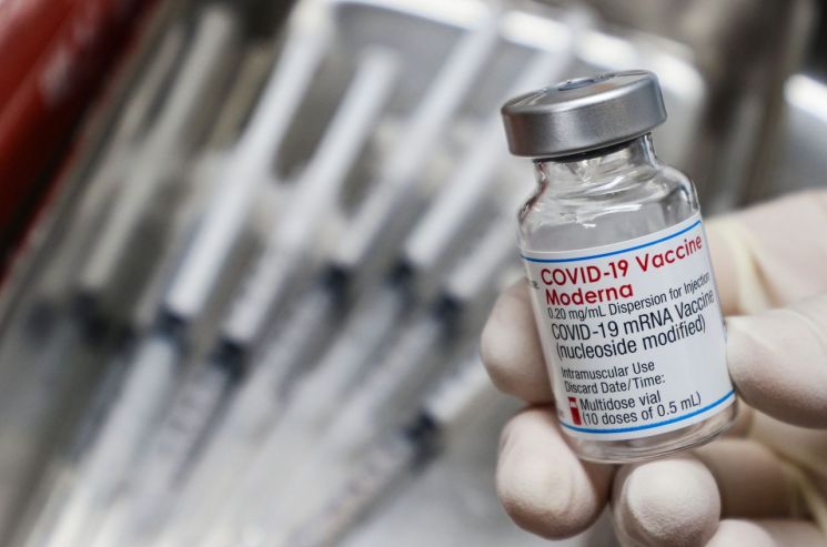 오미크론 변이를 겨냥해 개발한 모더나의 '2가 백신'이 세계 최초로 영국에서 사용 승인 허가를 받았다. [이미지출처=연합뉴스]