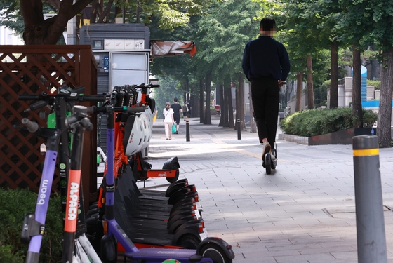 한 시민이 전동 킥보드를 타고 있다. 사진은 이 기사 중 특정 표현과 관련 없음. [이미지출처=연합뉴스]
