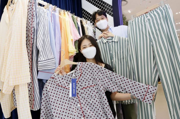 갤러리아백화점은 명품관에서 최근 원마일웨어 트렌드에 맞춰 집 안팎에서 착용 가능한 잠옷을 선보인다고 11일 밝혔다. 모델들이 잠옷을 선보이고 있다.