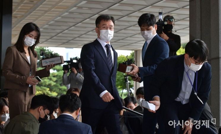 [포토] ‘화천대유 대주주’ 김만배, 피의자 신분 검찰 출석