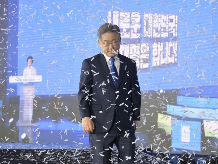 더불어민주당 제20대 대통령 후보에 선출된 이재명 경기도지사가 10일 오후 서울 송파구 올림픽공원 SK올림픽핸드볼경기장에서 열린 더불어민주당 서울 합동연설회에서 수락연설을 마치고 퇴장하고 있다. / 사진=연합뉴스