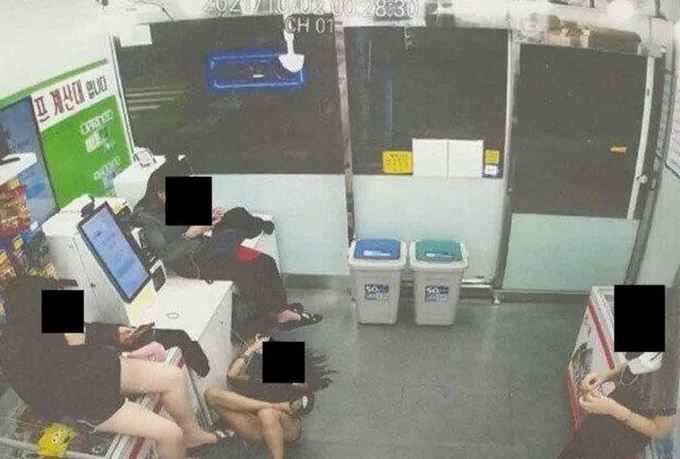 무인점포 CC(폐쇄회로)TV에 포착된 학생들의 모습. [사진=온라인 커뮤니티 캡처]