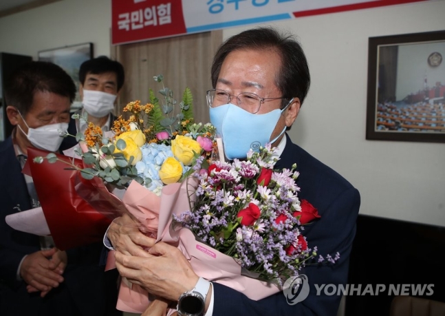 국민의힘 대권주자인 홍준표 의원이 10일 경북 경주시 당협을 찾은 자리에서 지지자들로부터 꽃다발을 받고 있다. [사진=연합뉴스]