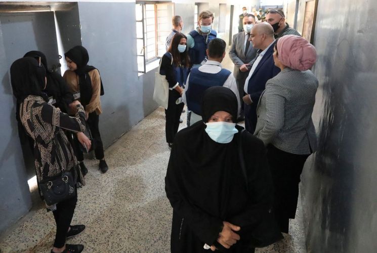 10일(현지시간) 이라크의 조기 총선을 맞아 수도 바그다드의 알 아말 투표소를 찾은 유권자들이 줄지어 투표 차례를 기다리고 있다. (바그다드 AFP=연합뉴스)