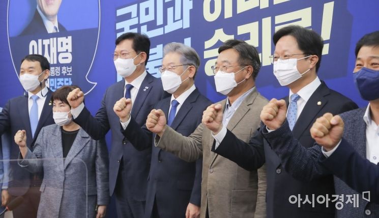 이재명 더불어 민주당 21대 대통령 후보가 11일 국회 당대표실에서 열린 당지도부- 대통령 후보 상견례에 참석, 당지도부와 기념 촬영을 하고 있다./윤동주 기자 doso7@