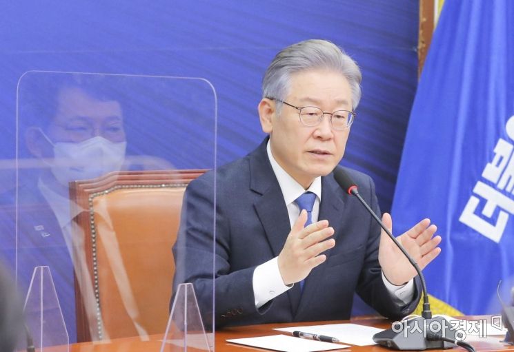 이재명 더불어 민주당 21대 대통령 후보가 11일 국회 당대표실에서 열린 당지도부- 대통령 후보 상견례에 참석, 인사말을 하고 있다./윤동주 기자 doso7@