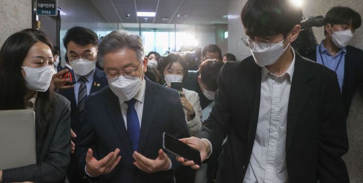 더불어민주당 제20대 대통령후보로 선출된 이재명 경기도지사가 11일 오후 서울 여의도 국회에서 열린 ‘당지도부-더불어민주당 대통령 후보 상견례’를 마친 뒤 취재진의 질문에 답하며 당대표실을 나서고 있다. [이미지출처=연합뉴스]