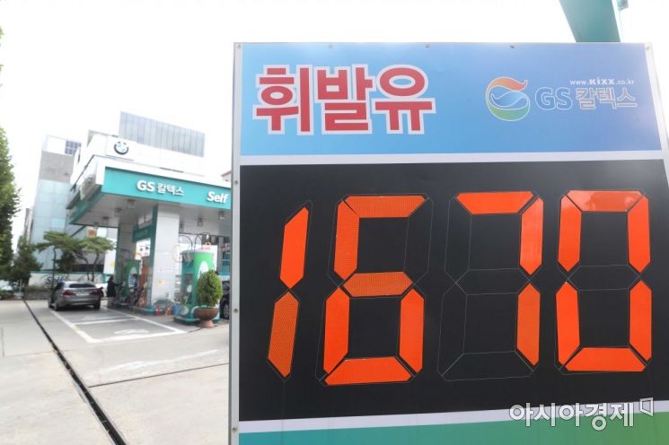 국제 유가가 오름세를 보이면서 전국 주유소 휘발유 가격도 크게 치솟고 있다. 12일 서울 시내 한 주유소 모습. /문호남 기자 munonam@