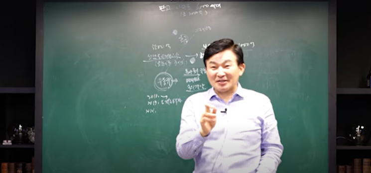 원희룡 국민의힘 대선 예비후보가 한 유튜브 채널에 등장해 직접 화천대유와 관련한 의혹을 설명하고 있다./사진=유튜브 채널 크로커다일 남자훈련소 캡처