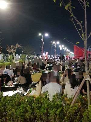 지난 10일 새벽 1시 평화광장에 사람들이 모여 술을 마시고 있다. ⓒ 아시아경제