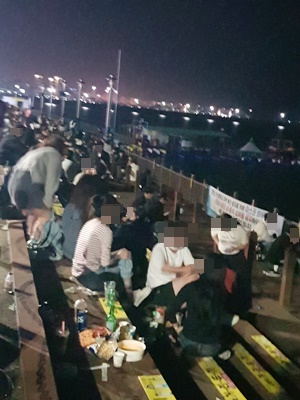 지난 10일 새벽 평화광장 데크에 사람들이 모여 술을 마시고 있다. ⓒ 아시아경제