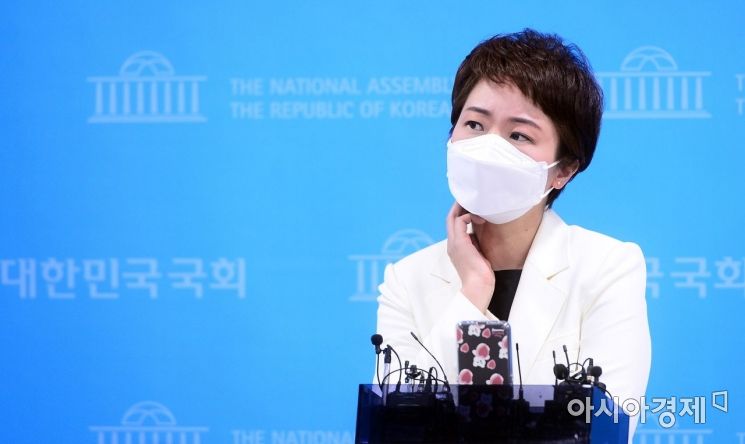 이언주 전 국민의힘 의원이 지난 10월 국회 소통관에서 홍준표 캠프에 공동선대위원장으로 합류하는 기자회견을 마치고 기자들의 질문에 답변하고 있다./윤동주 기자 doso7@
