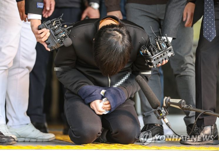 서울 노원구 아파트에서 '세 모녀'를 살해한 혐의를 받는 김태현이 지난 4월9일 오전 검찰로 송치되기 위해 서울 도봉경찰서에서 나오다 무릎을 꿇고 피해자들에게 사죄하고 있다. [이미지출처=연합뉴스]