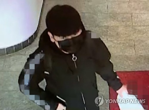 김태현이 사건 당일인 3월23일 서울 노원구의 한 PC방을 나서고 있는 모습. 이 PC방은 피해자 중 큰딸이 종종 방문하던 곳으로 이곳을 찾은 김씨는 게임은 하지 않고 약 13분 동안 머문 뒤 피해자의 주거지로 향한 것으로 알려졌다. [이미지출처=연합뉴스]