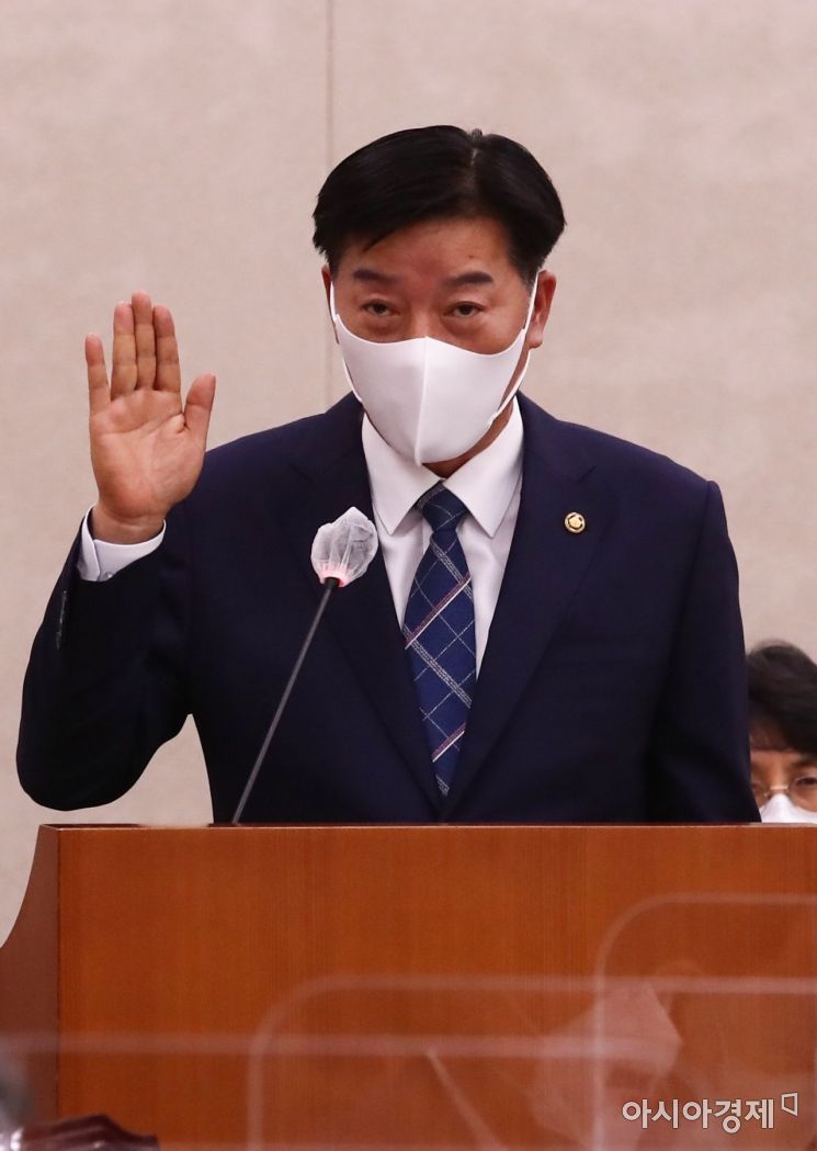김홍희 전 해양경찰청장이 지난해 10월13일 국회에서 열린 국회 농림축산식품해양수산위원회의 해양경찰청 등에 대한 국정감사에 출석, 증인선서를 하고 있다./윤동주 기자 doso7@