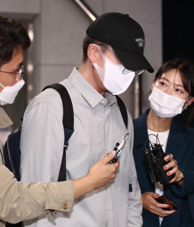 경기 성남시 분당구 대장동 개발사업 특혜 의혹을 받는 화천대유자산관리에서 퇴직금 50억원을 받은 곽상도 무소속 의원 아들이 지난 8일 오후 경기도 수원시 경기남부경찰청에서 조사를 마치고 나오고 있다. /사진=연합뉴스