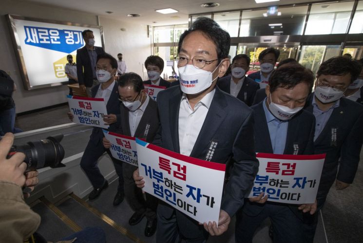 김도읍 정책위의장 등 국민의힘 소속 국회 정무·행안·국토위원회 의원들이 13일 오전 2021년 국정감사에서 경기도와 성남시의 자료제출 비협조에 대한 항의로 경기도 수원 팔달구 경기도청을 방문하고 있다. 2021.10.13 [국회사진기자단] [이미지출처=연합뉴스]