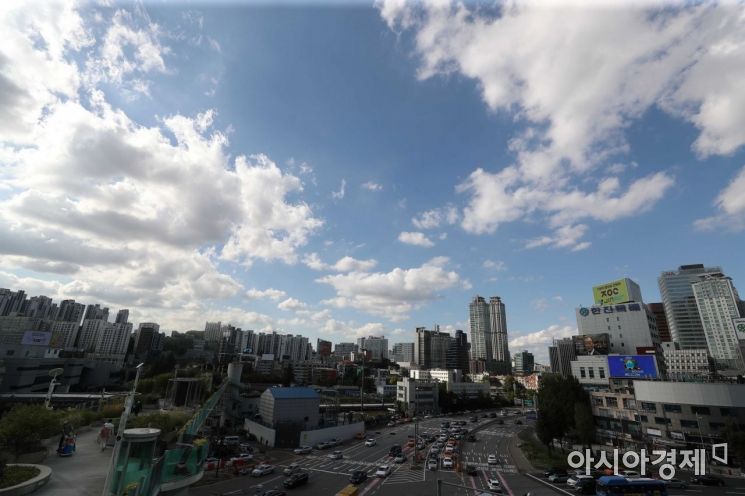 선선한 가을 날씨를 보인 13일 서울로 7017에서 바라본 하늘이 푸르다. /문호남 기자 munonam@