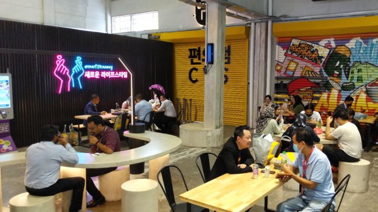 말레이시아 이마트24에서 고객들이 간편식을 먹고 있다.