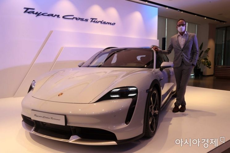 [포토]이게 바로 포르쉐 전기차 '타이칸 크로스 투리스모'