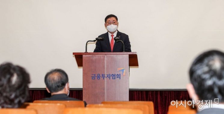 나재철 금융투자협회 회장이 14일 서울 여의도 금융투자협회에서 열린 투자자 교육 플랫폼 '알투플러스' 오픈 기념회에 참석해 인사말 하고 있다./강진형 기자aymsdream@