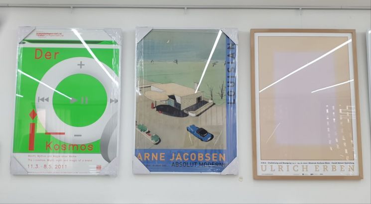 독일 디자이너 디터 람스, 덴마크 건축가 아르네 야콥센, 독일 화가 울리히 에르벤 등의 작품이 담긴 아트 포스터가 걸려 있다. 사진=허미담 기자 damdam@asiae.co.kr